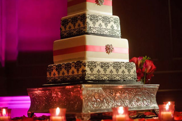 villa-siena-pink-uplighting-cake-pinspot-wedding-karma4me-com-8